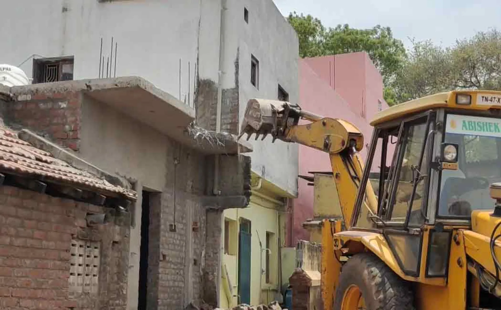 encroachment constructed building destroyed karur kulithalai bus stand 