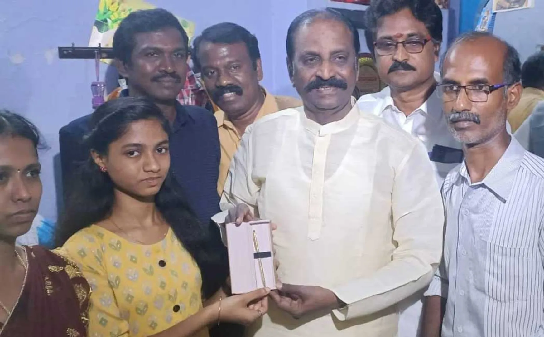 Vairamuthu gave gold pen to student Nandini
