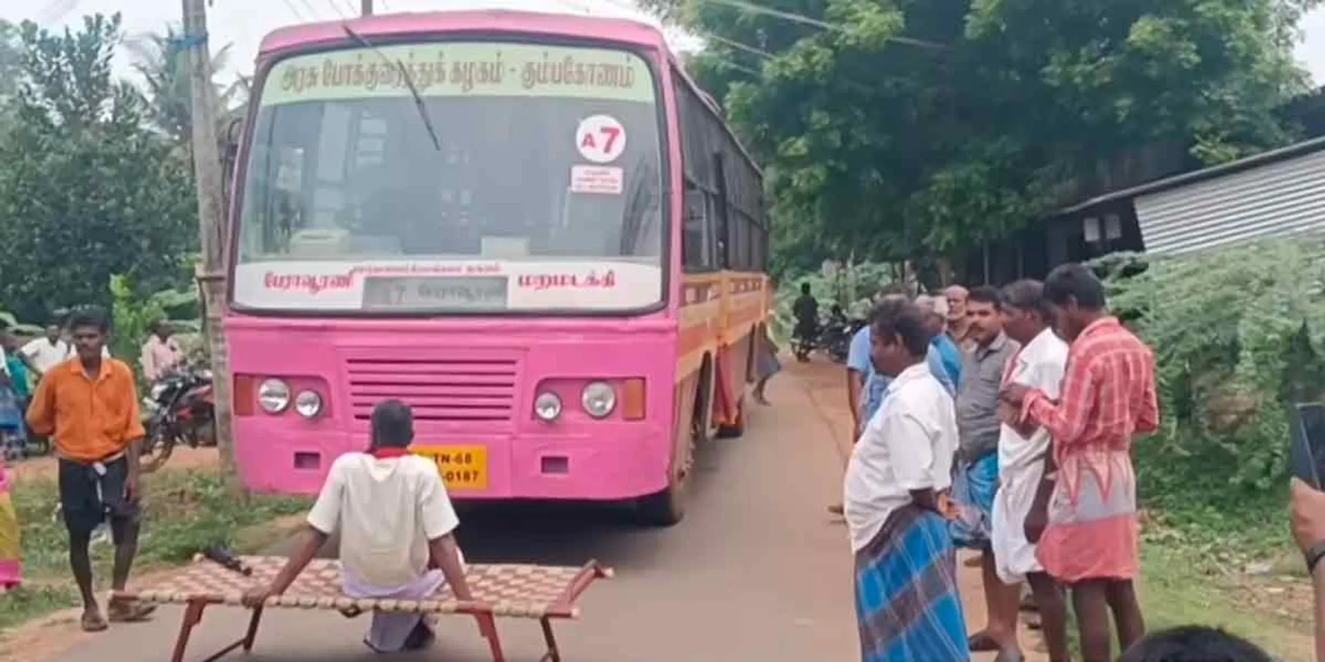 DMK executive blocked the bus with a bed