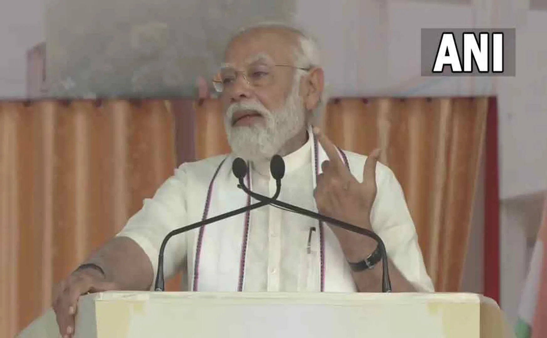 modi interact with primary school teacher and students gandhinagar gujarat 