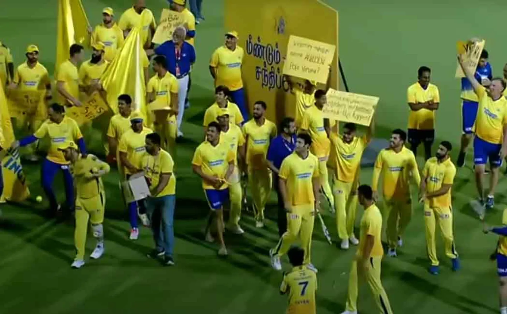 sunil kavaskar asked dhoni autograph chepauk stadium 