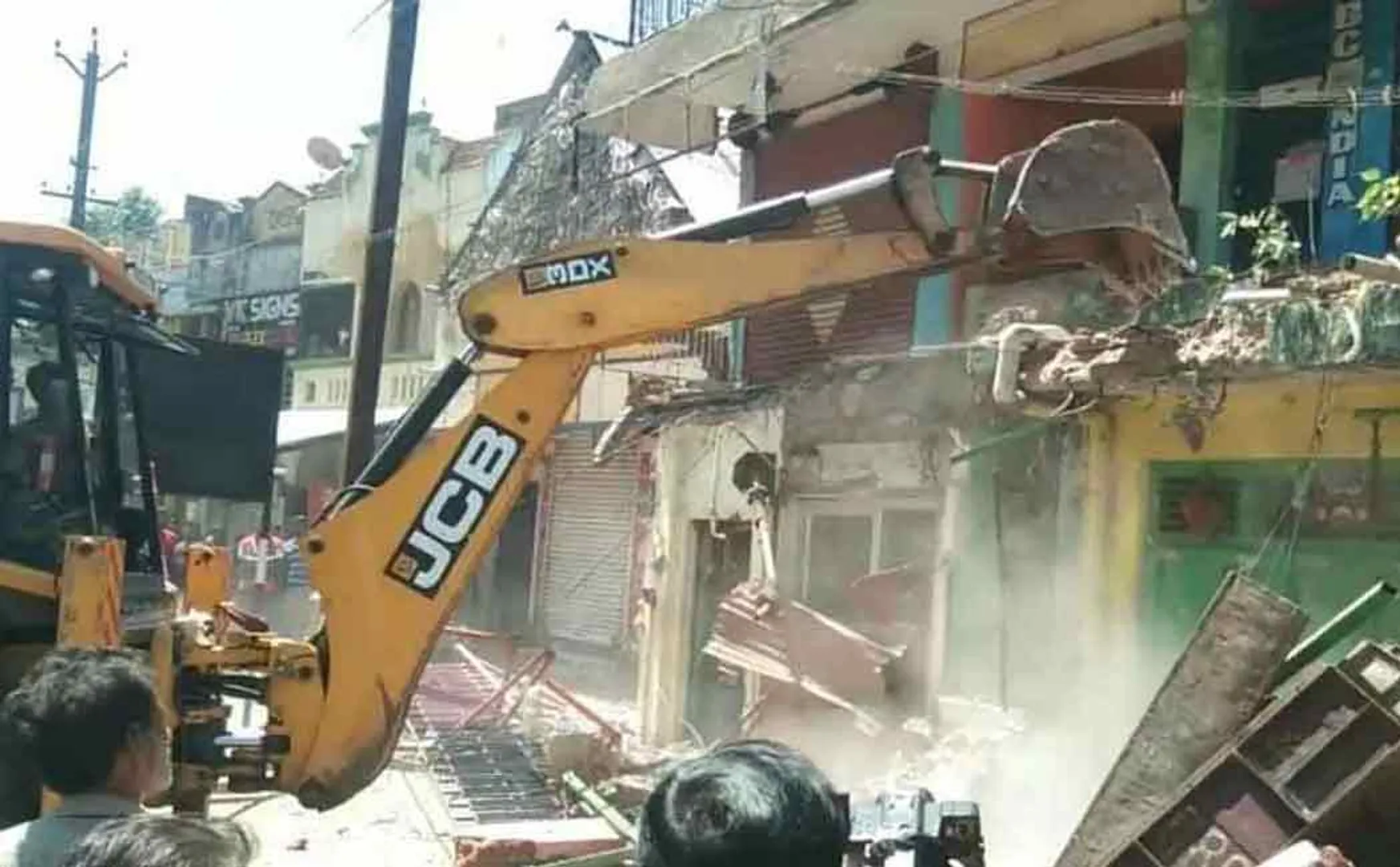 Officials came to remove the encroachment!