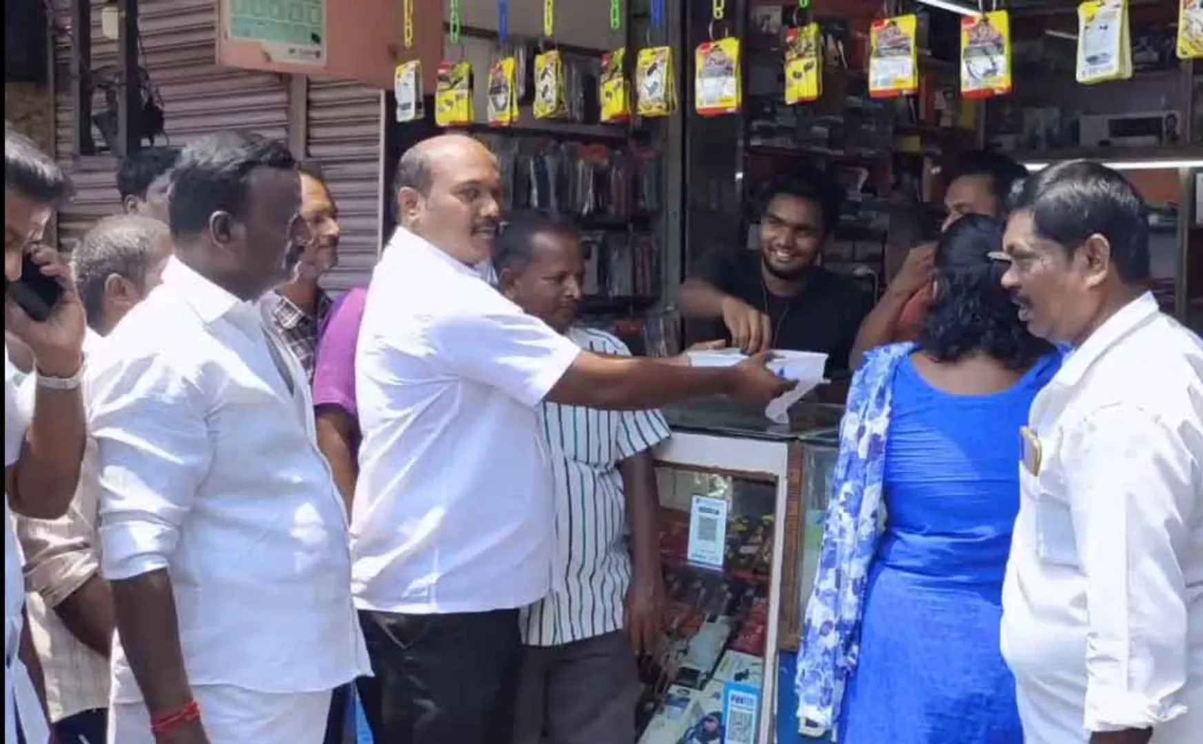 People celebrating the Jallikattu verdict trichy