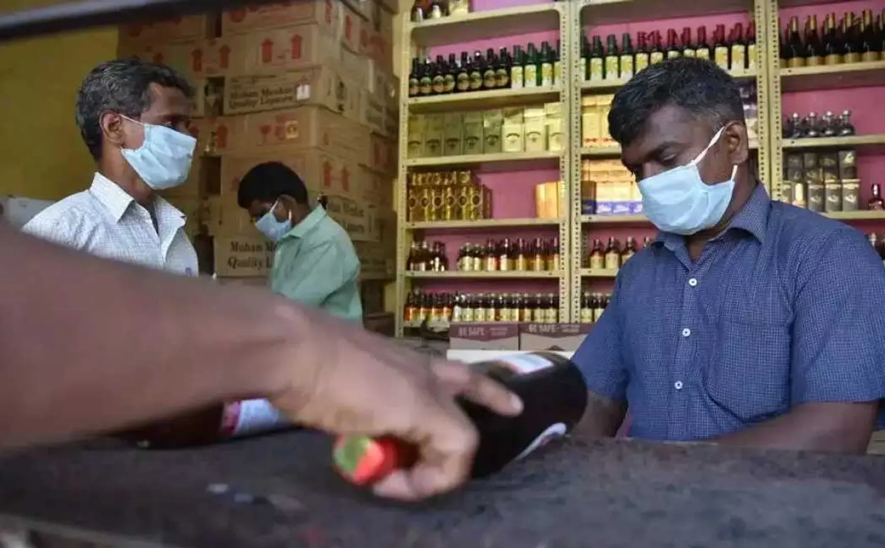 tn govt ordered not to buy 2000 rupee notes in Tasmac