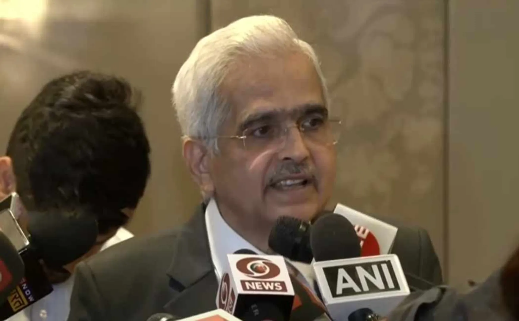 "No rush to change Rs 2000 notes says Reserve Bank Governor