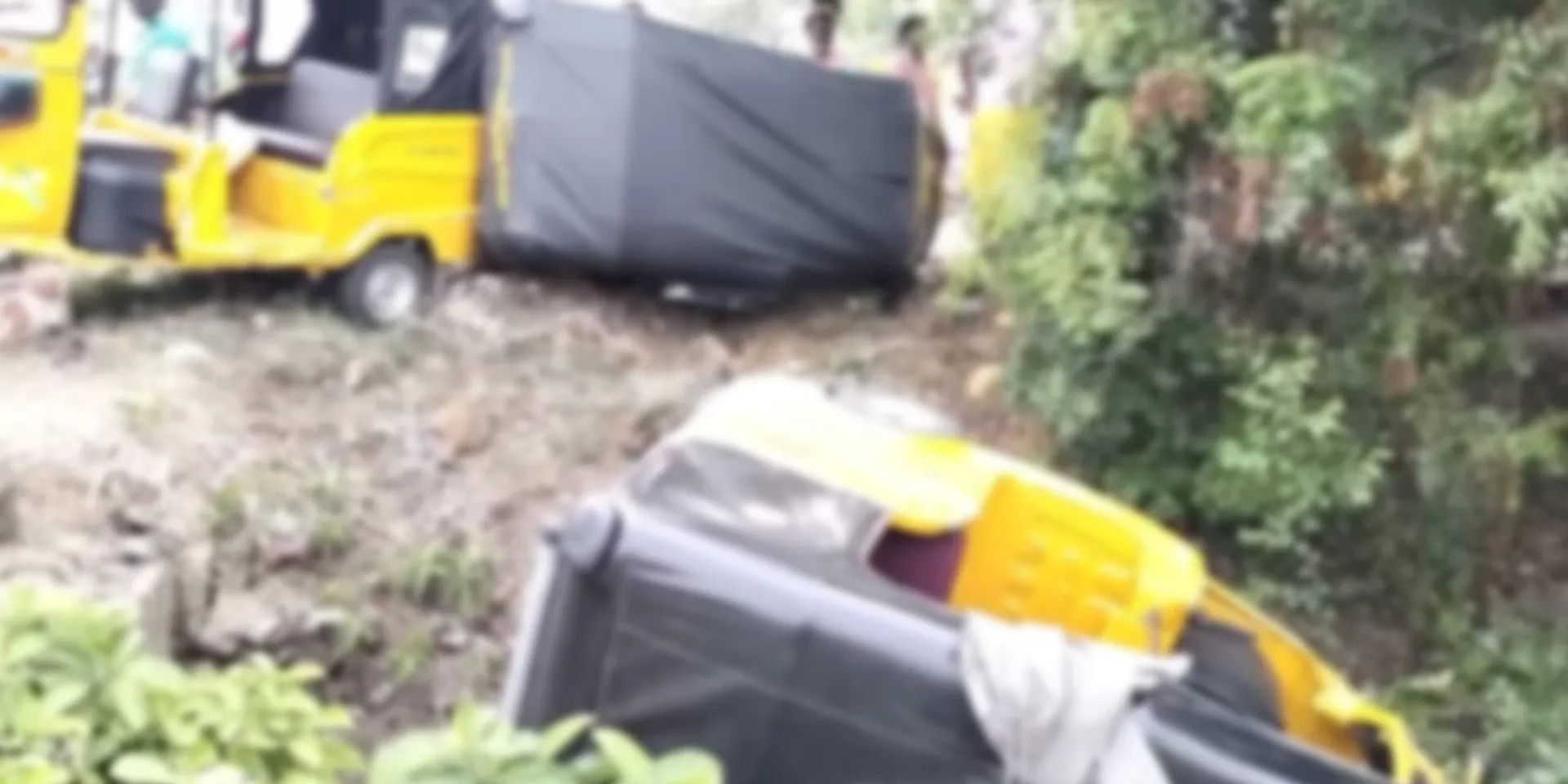 Mini lorry overturned... 5 autos thrown away