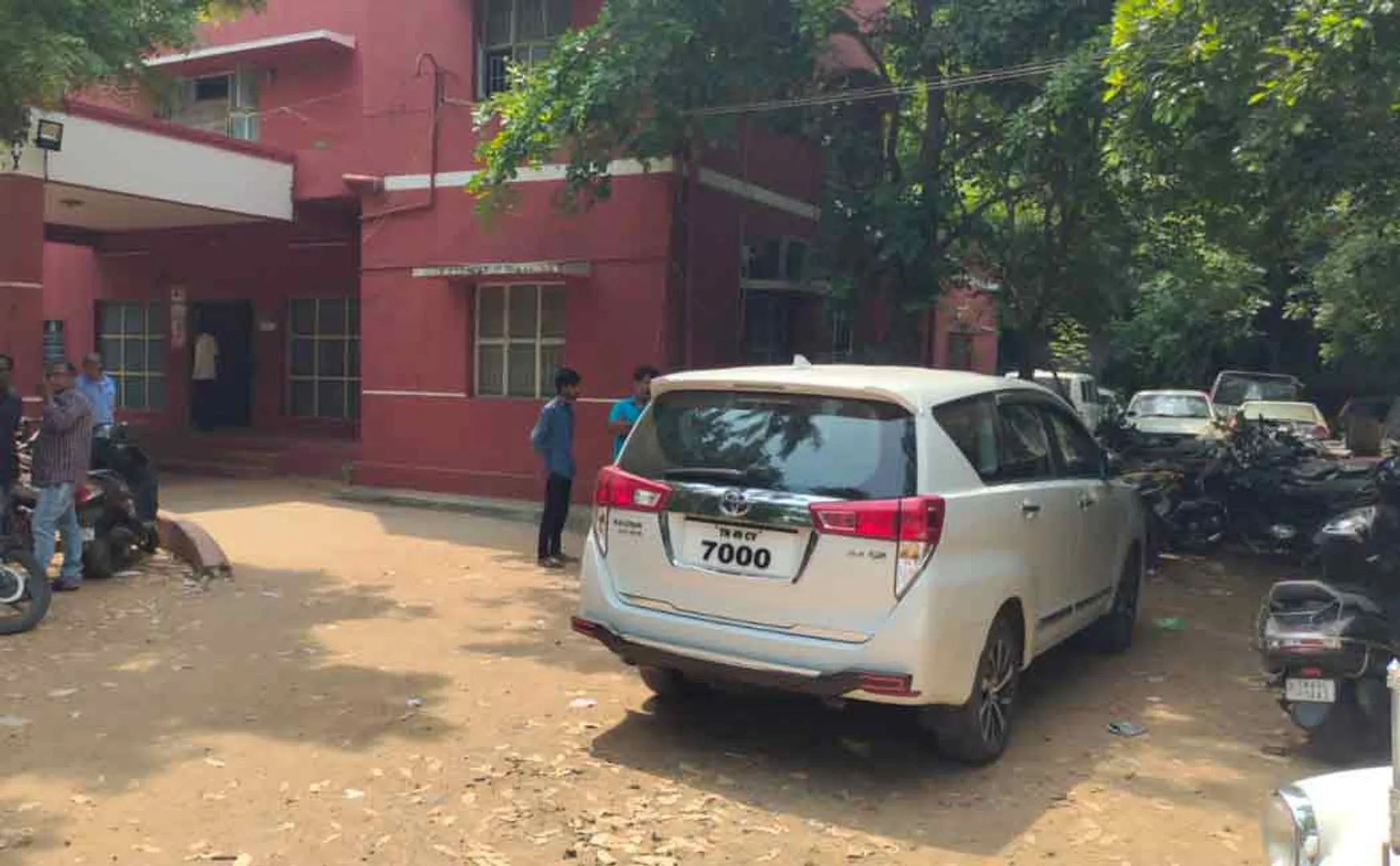 pattukottai court front former admk mla car issue