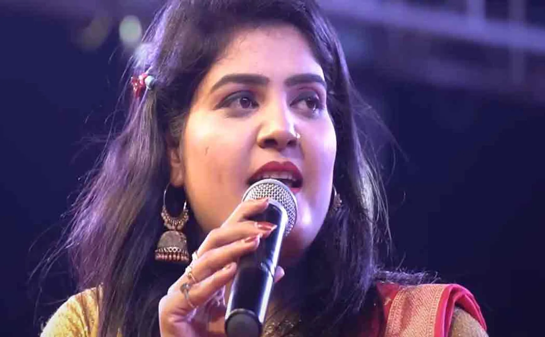 A bomb fell while singing on stage; A shock for the young singer
