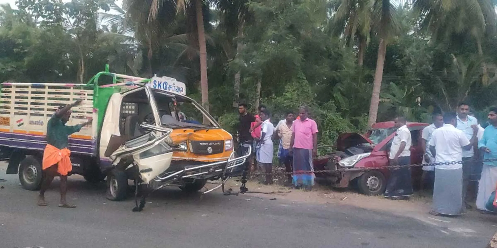  Car - Cargo Van Collision; One person was lost their live; 4 people, including silver merchants, were seriously injured