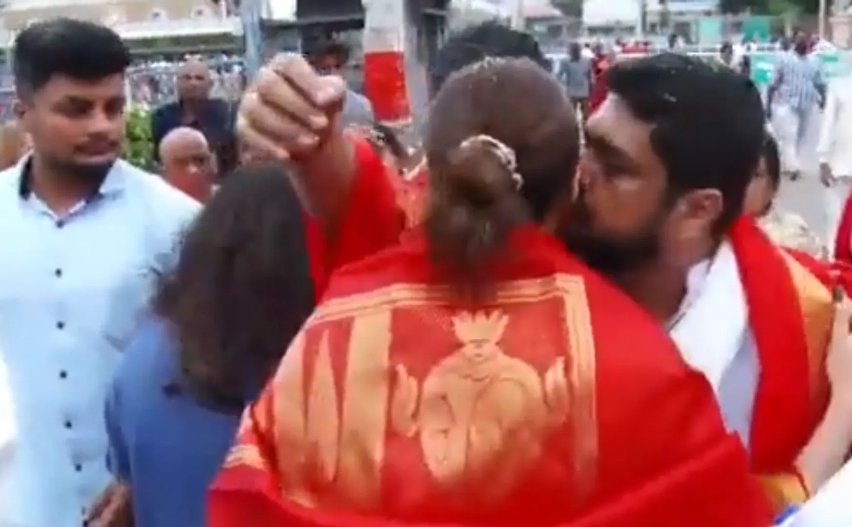 adipurush director om raut kiss kriti sanon in tirupati temple issue 