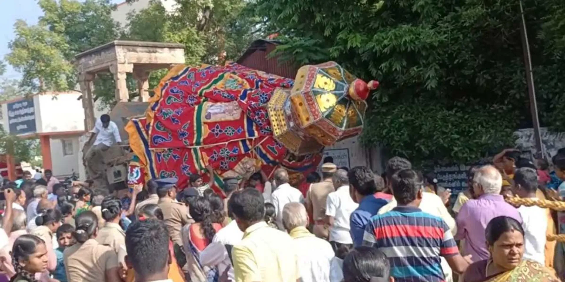  Chaparam tilting accident; One is injured