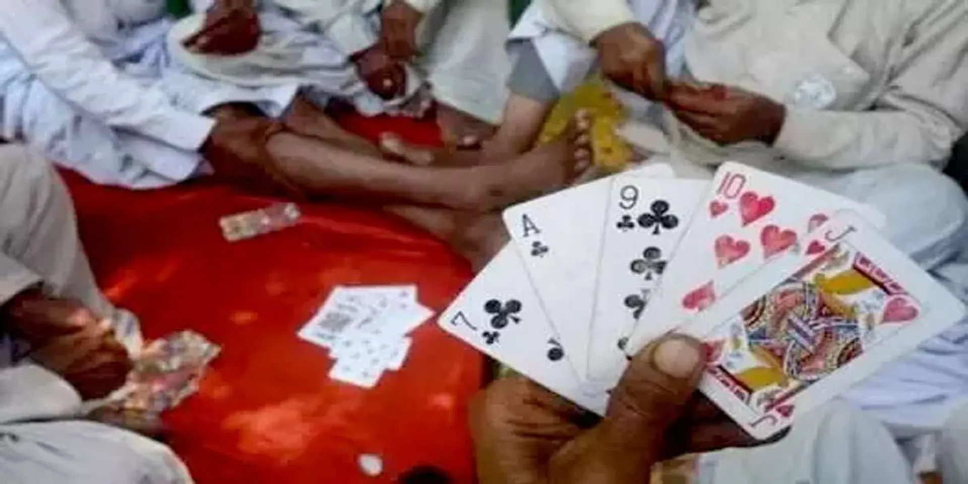 Gang of 8 arrested for gambling with money