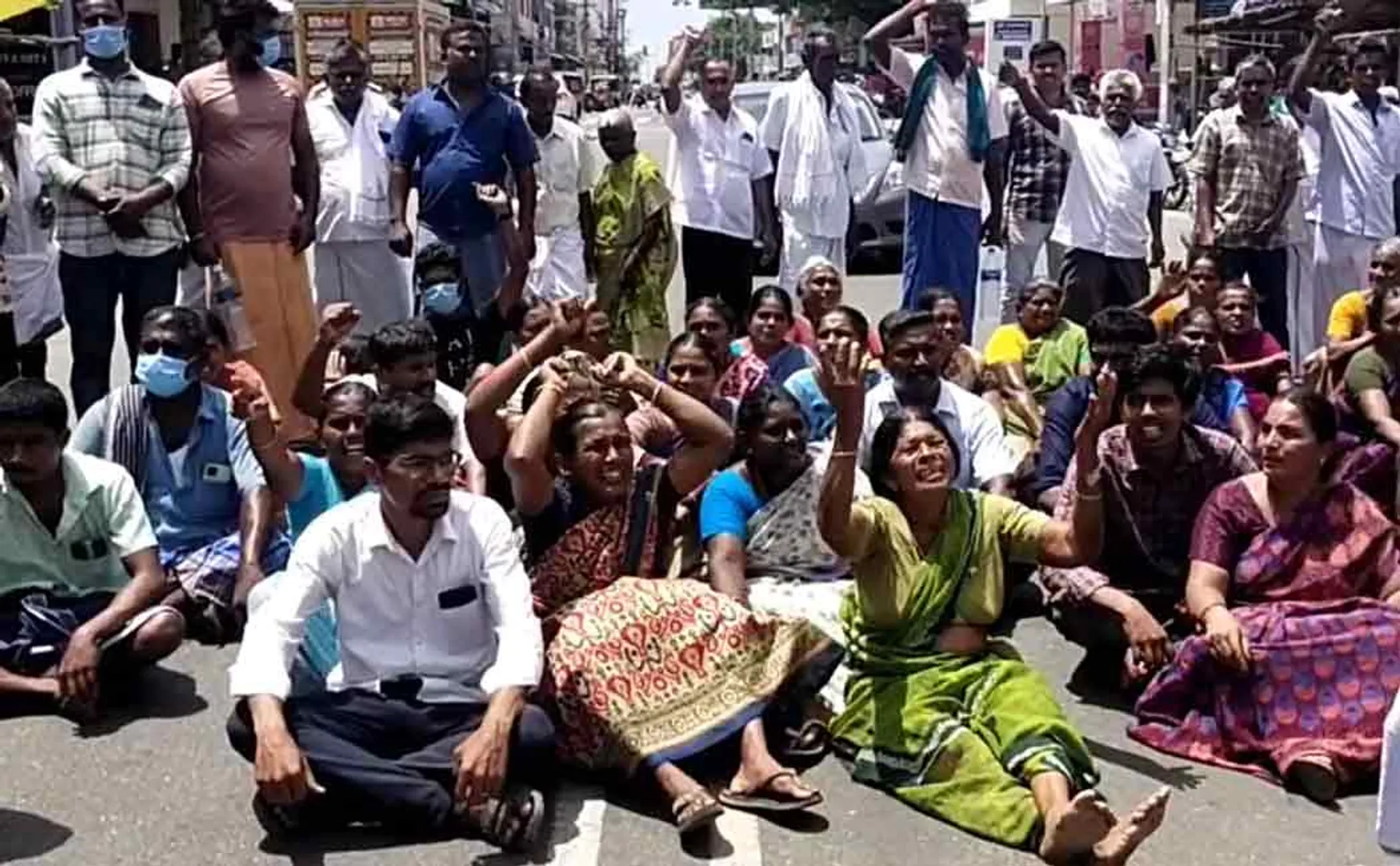 karur senior citizen incident relatives blocked road
