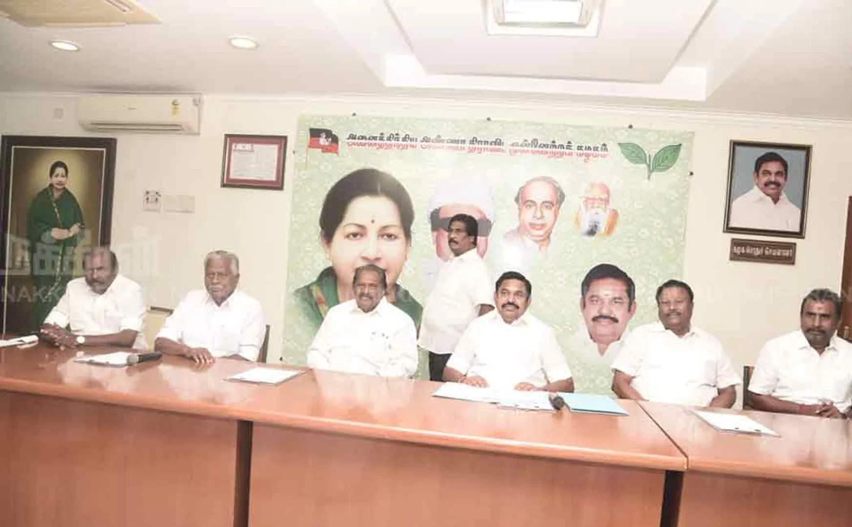 aiadmk district secretaries meeting was held under the chairmanship of edappadi palaniswami