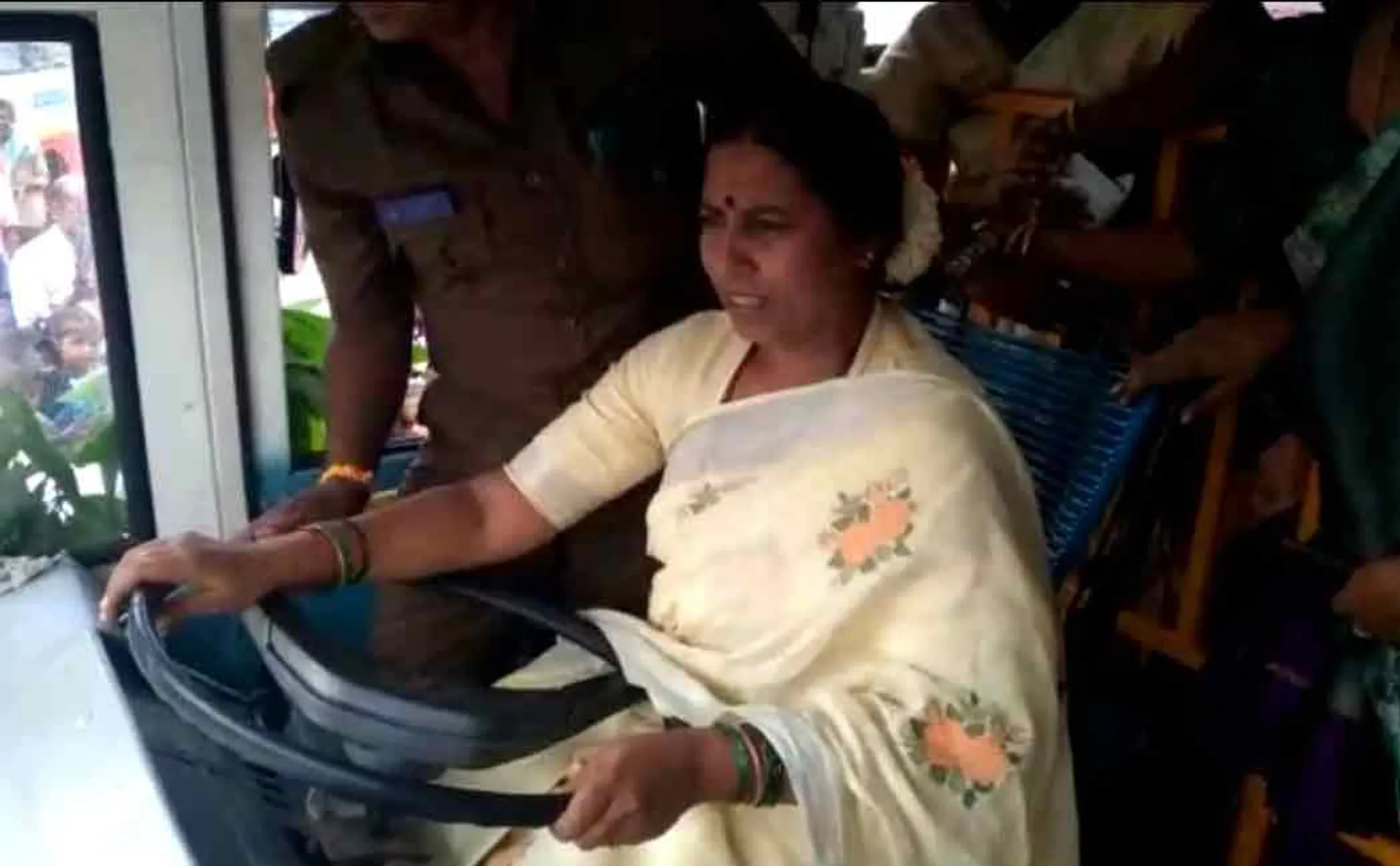 karnataka congress women mla rupa kala sasithar bus issue viral video