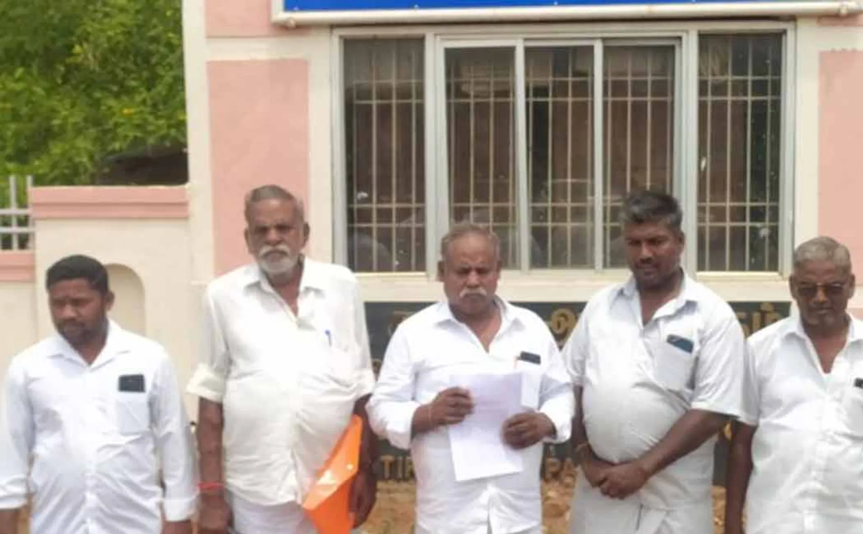 A DMK official complaint Superintendent of Police DMK union secretary was threatening him
