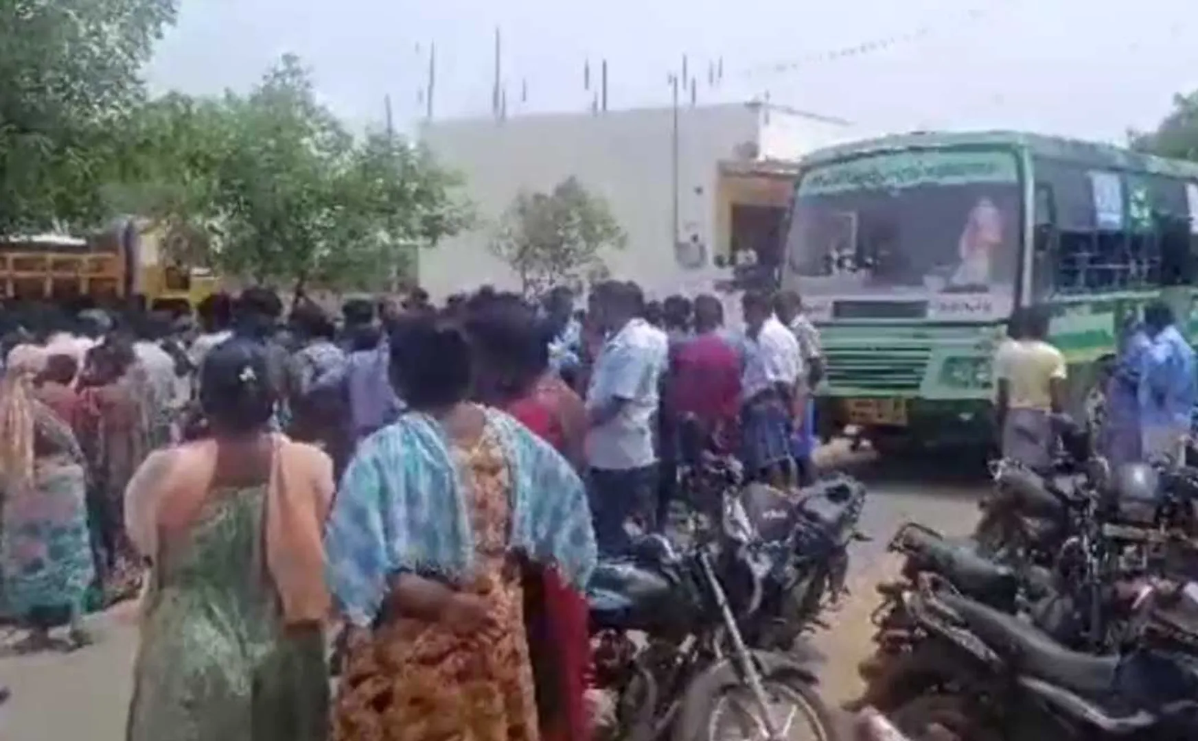 Villagers caught by gangs who stole vehicles in Karur and tied to a tree