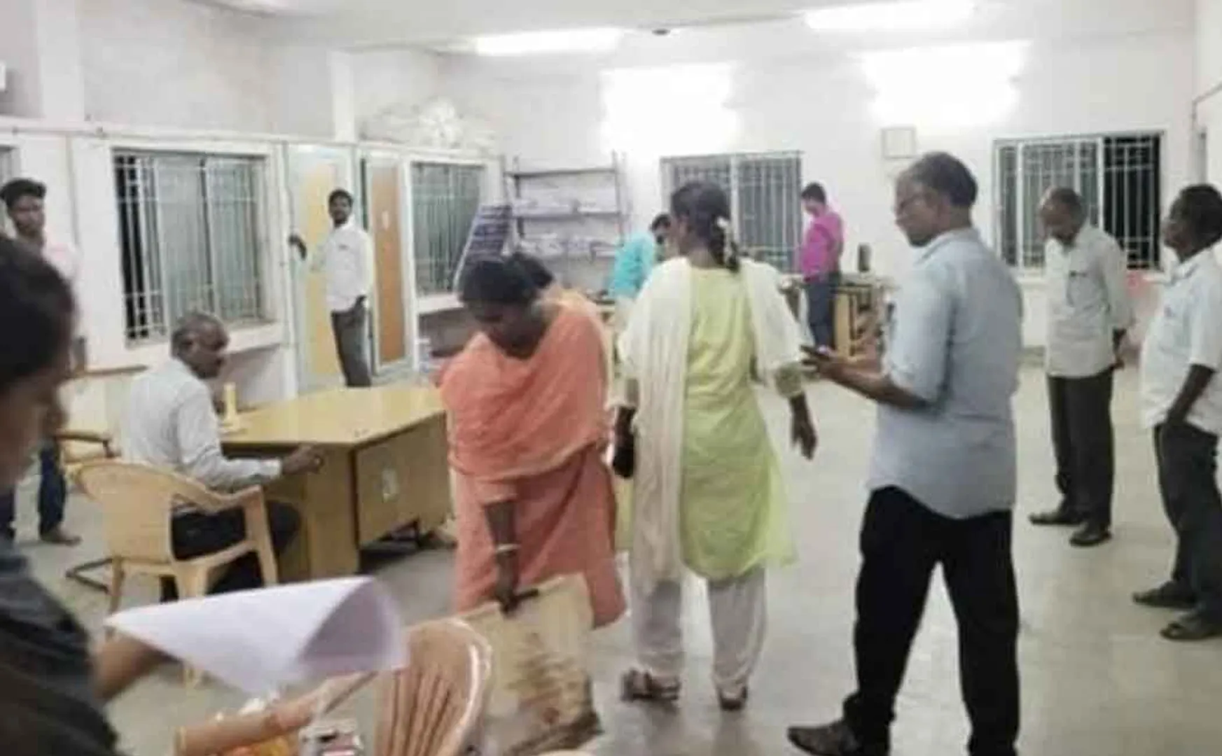 Deputy District Collector who took bribe; Anti-bribery police in possession