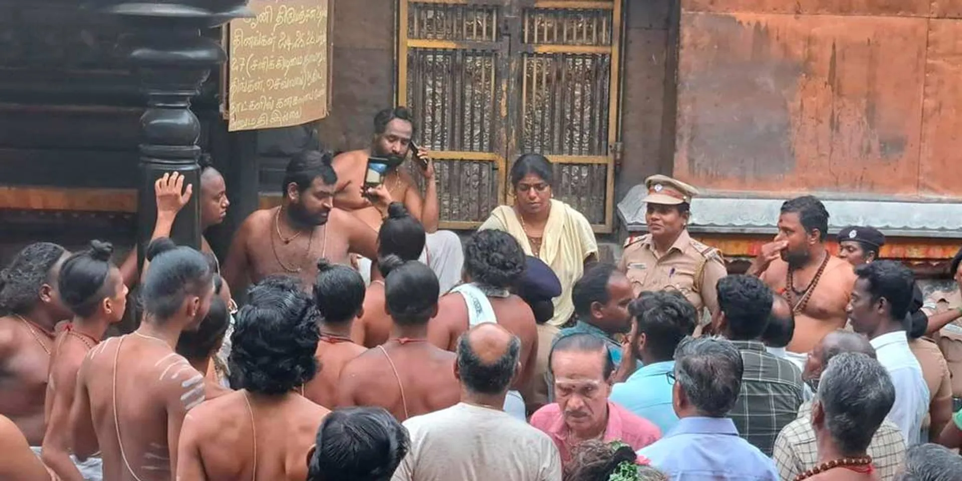 Dikshitars struggle by besieging the charity department officer