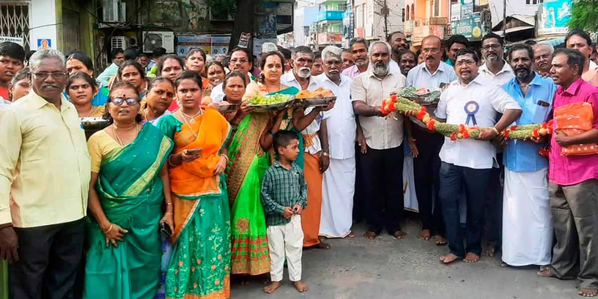 The people of Parudarajakula offer Pattuchathum to Chidambaram Nataraja and Sivakami Amman Charu