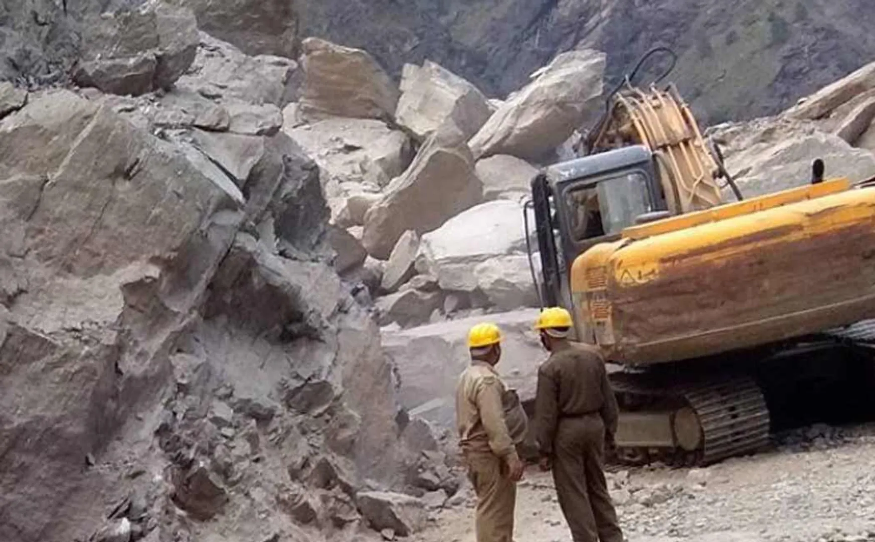 district collector has imposed a fine of Rs 44 crore on 12 quarries in Karur