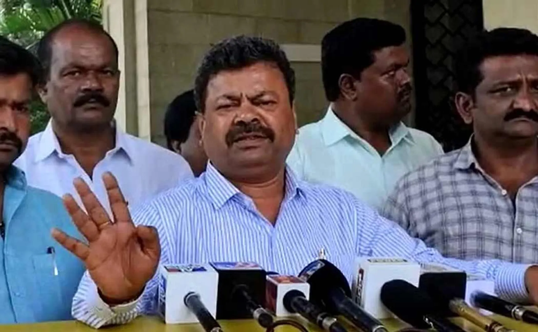 Karnataka BJP former MLA MP Renukacharya's condemns Annamalai