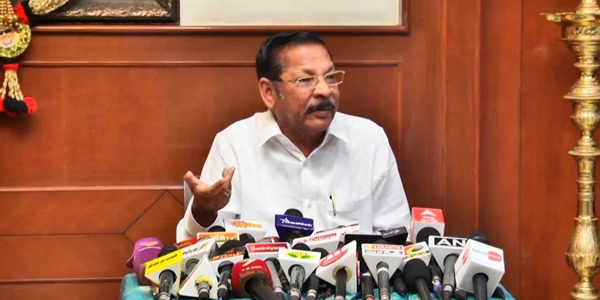  ''Who are you to give notice?; Jayalalitha went to jail because of this gossip" - RS Bharathigam