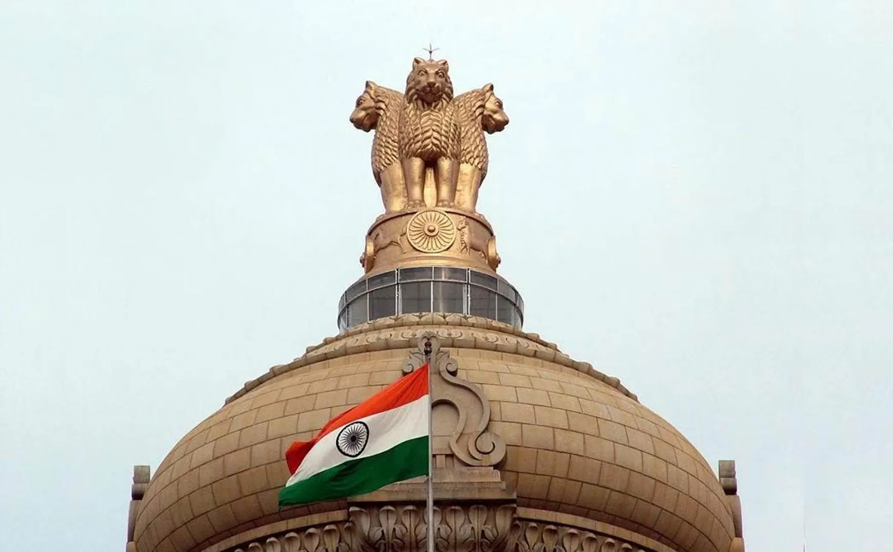 Arvind Kejriwal burnt a copy of the central government's emergency law
