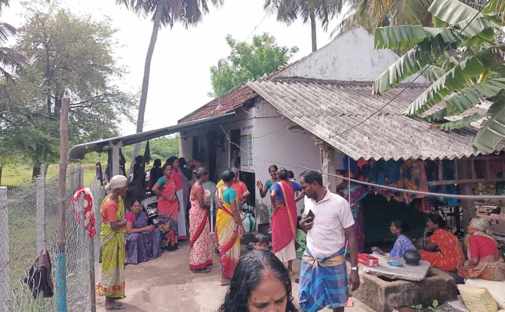 17 pounds and 43 thousand cash was stolen by breaking door house Cuddalore at night