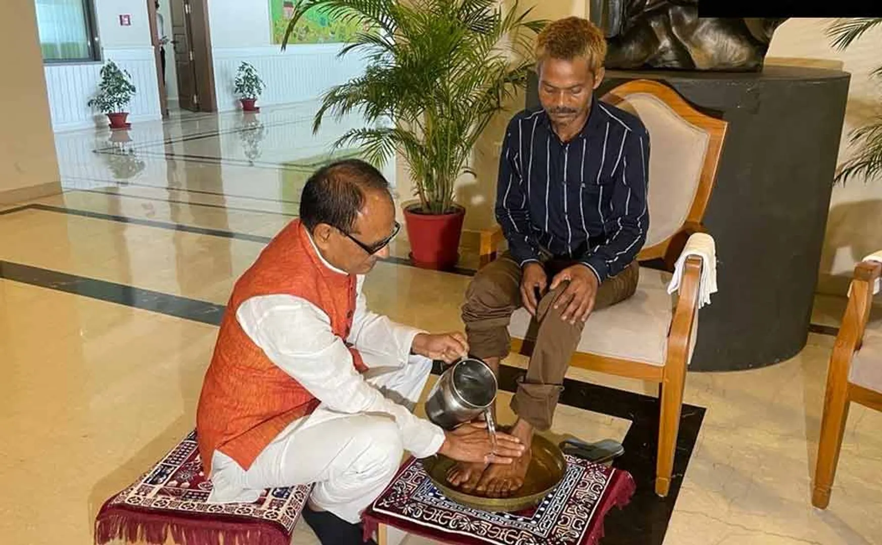 Chief Minister Shivraj Singh Chouhan meets Dashmat Rawat and washes his feet
