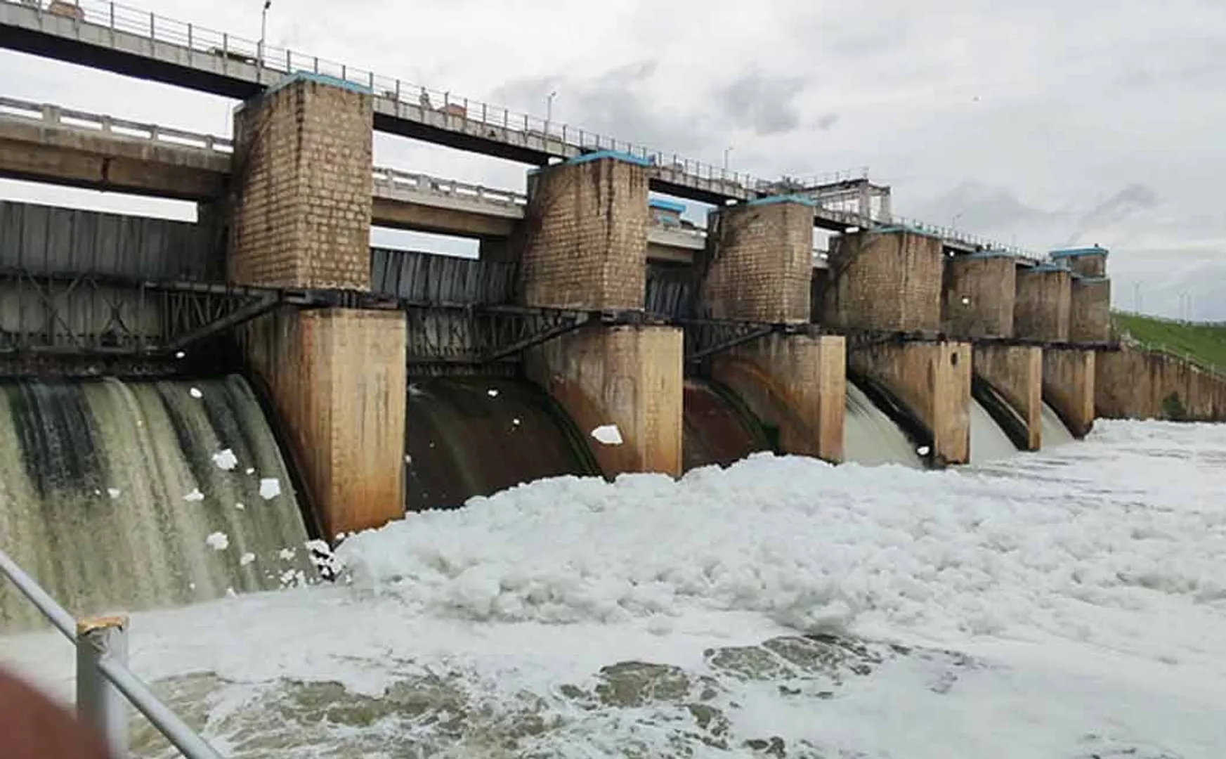 Farmers suffer as water is completely released for maintenance of the dam