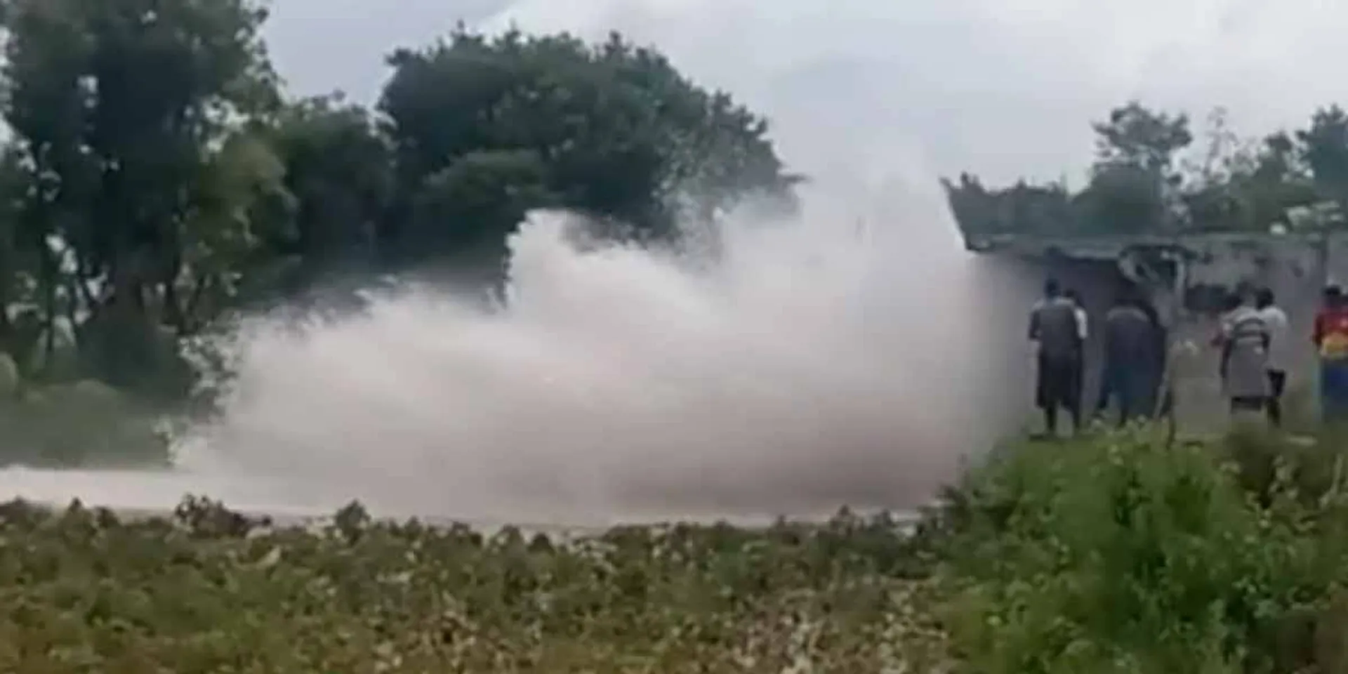 Joint drinking water giant pipe cracks; People gathered to see the raging water