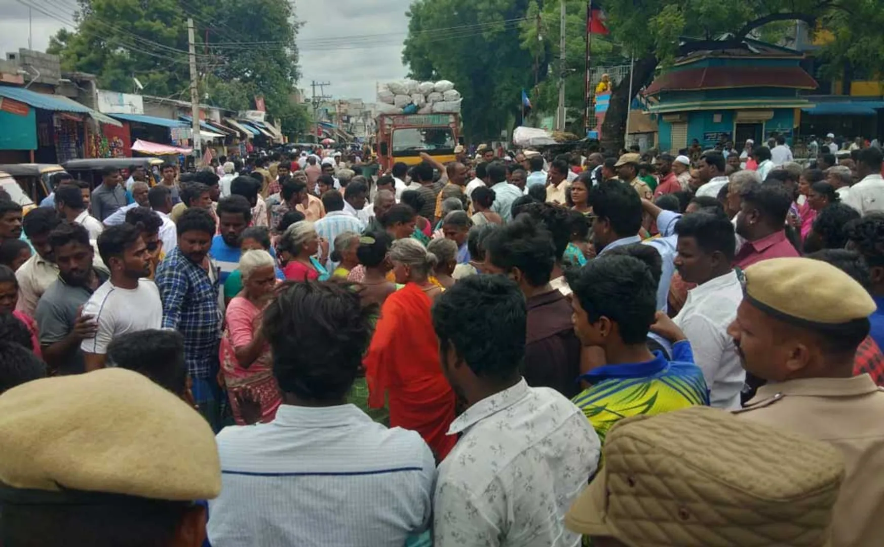 Relatives besieged the police station after the old woman was strangled incident