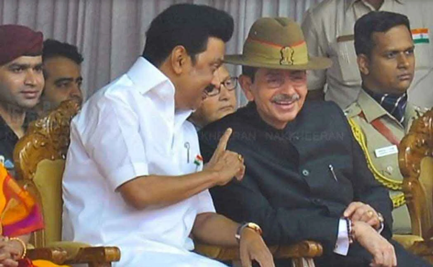 DMK condemn poster for the governor! BJP Awaiting Leader's Order