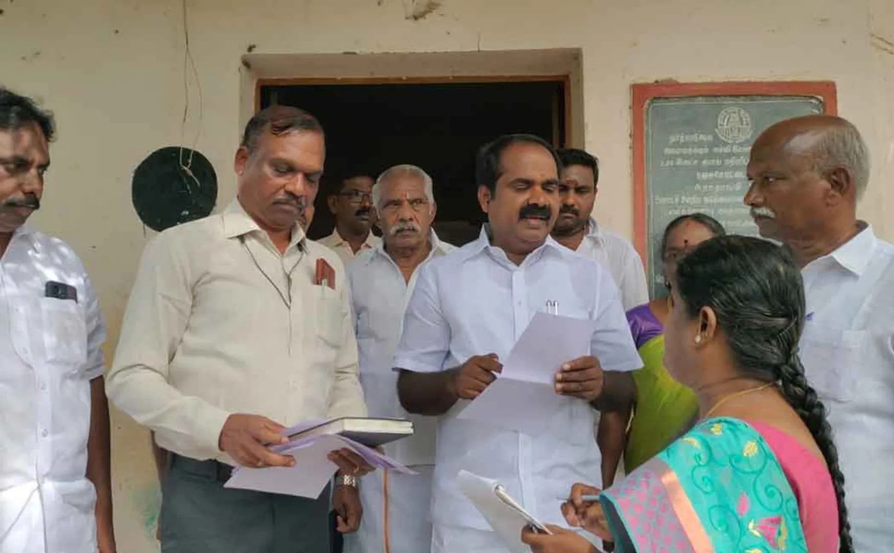 “Would you send your children to study here?” - The minister who shouted at the officials