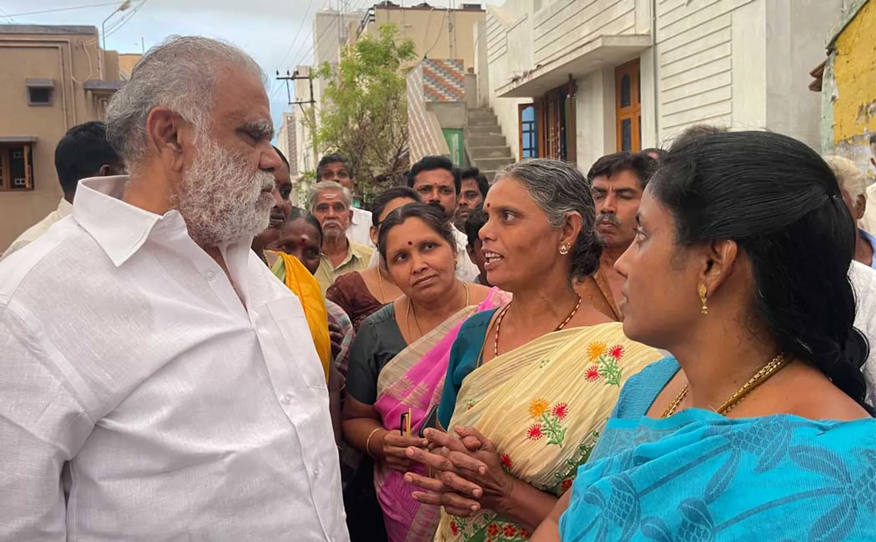 Weavers complain to minister i periyasamy that wages for one saree has been reduced