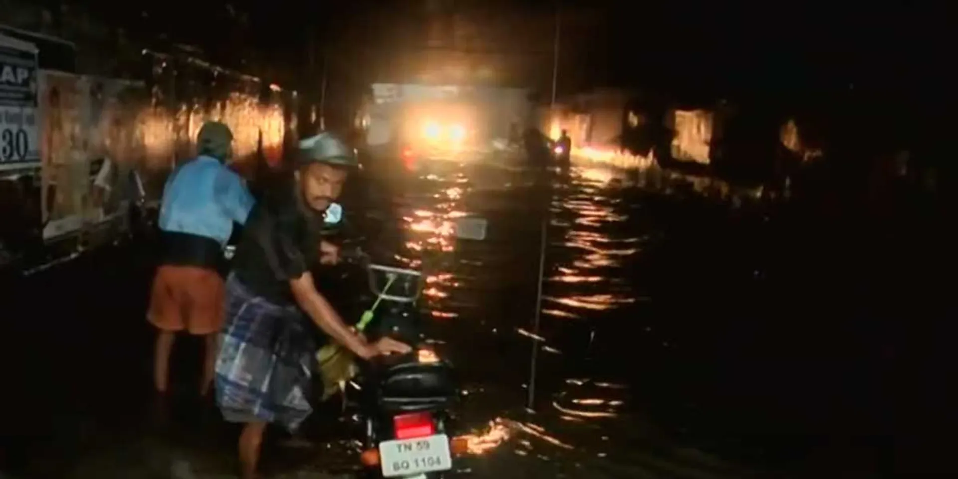 Heavy rains in Madurai; Motorists suffer due to water logging in the tunnel
