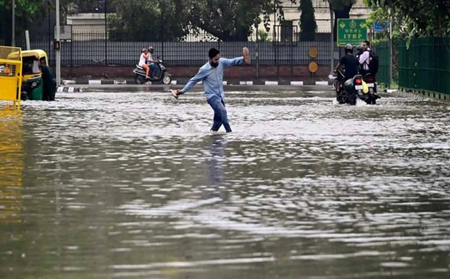 Heavy rain warning in Delhi cm meeting advice