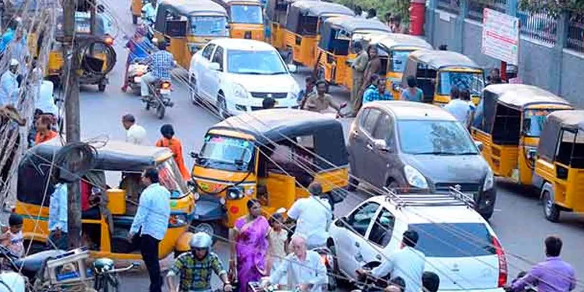 Auto drivers hit hospital guard; Police investigation