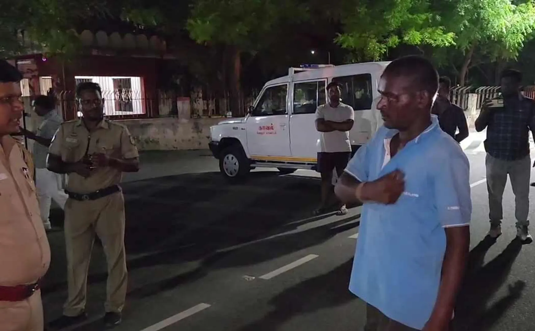  youth threatened the police 