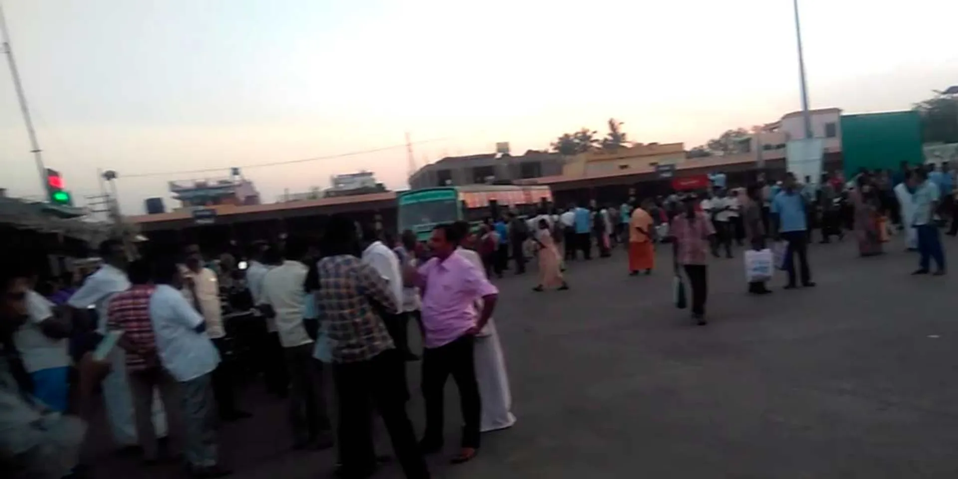 Officials who removed encroachments; Arguing shop owners