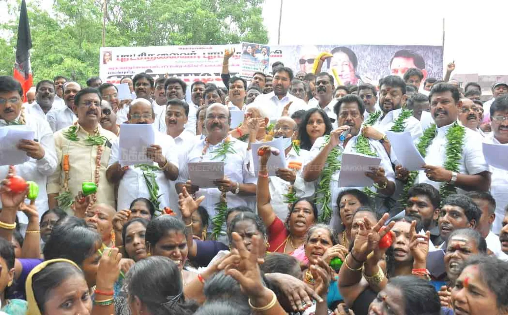 Increase in vegetable prices; ADMK Demonstration 