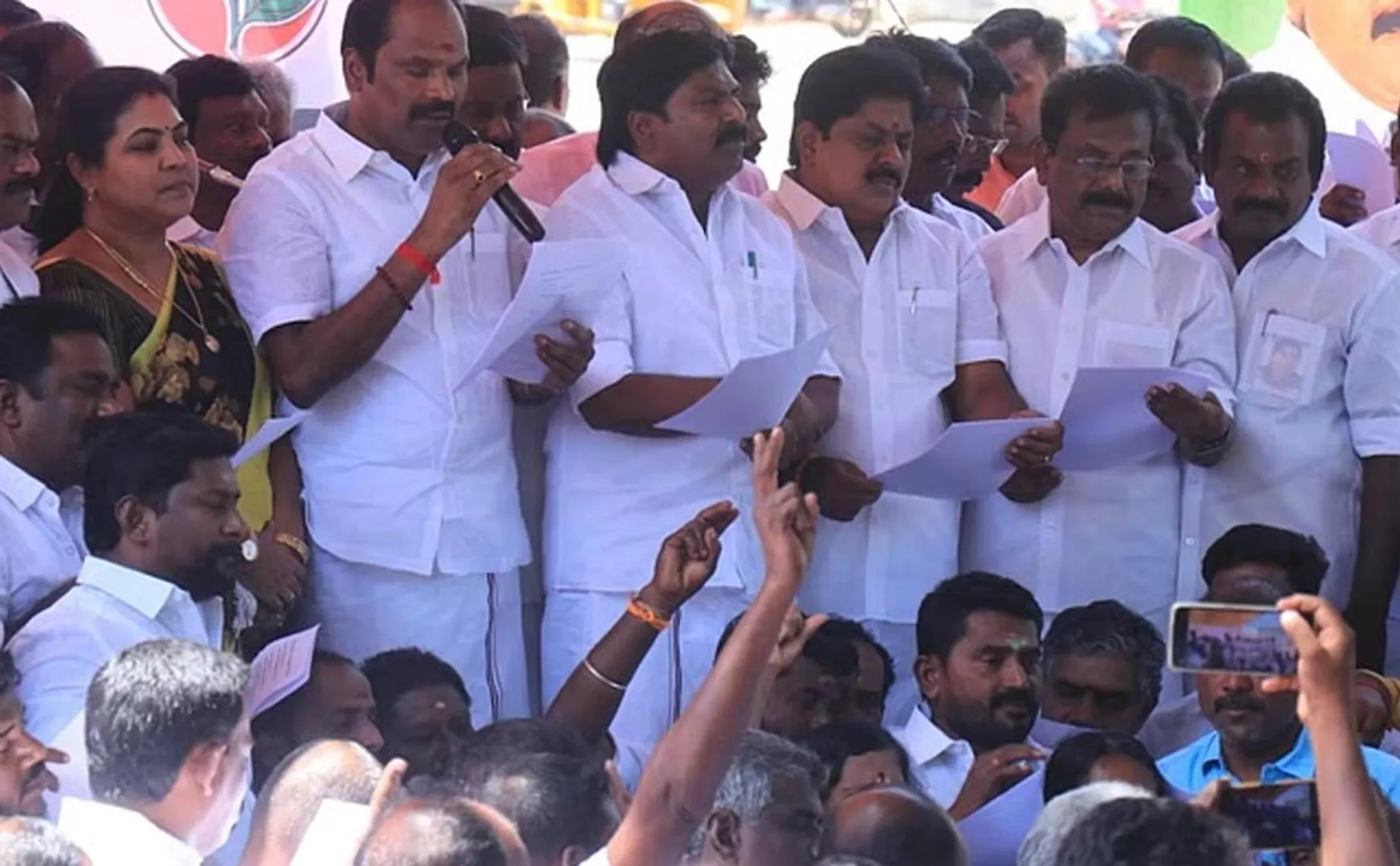 Clash between aiadmk Manikandan and MaruthuPandian supporters