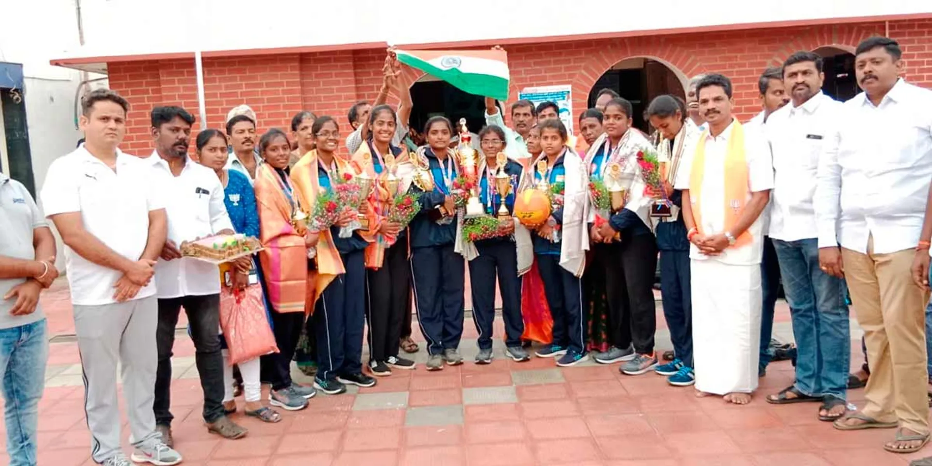 A warm welcome for the Tamil Nadu team who won the handball tournament