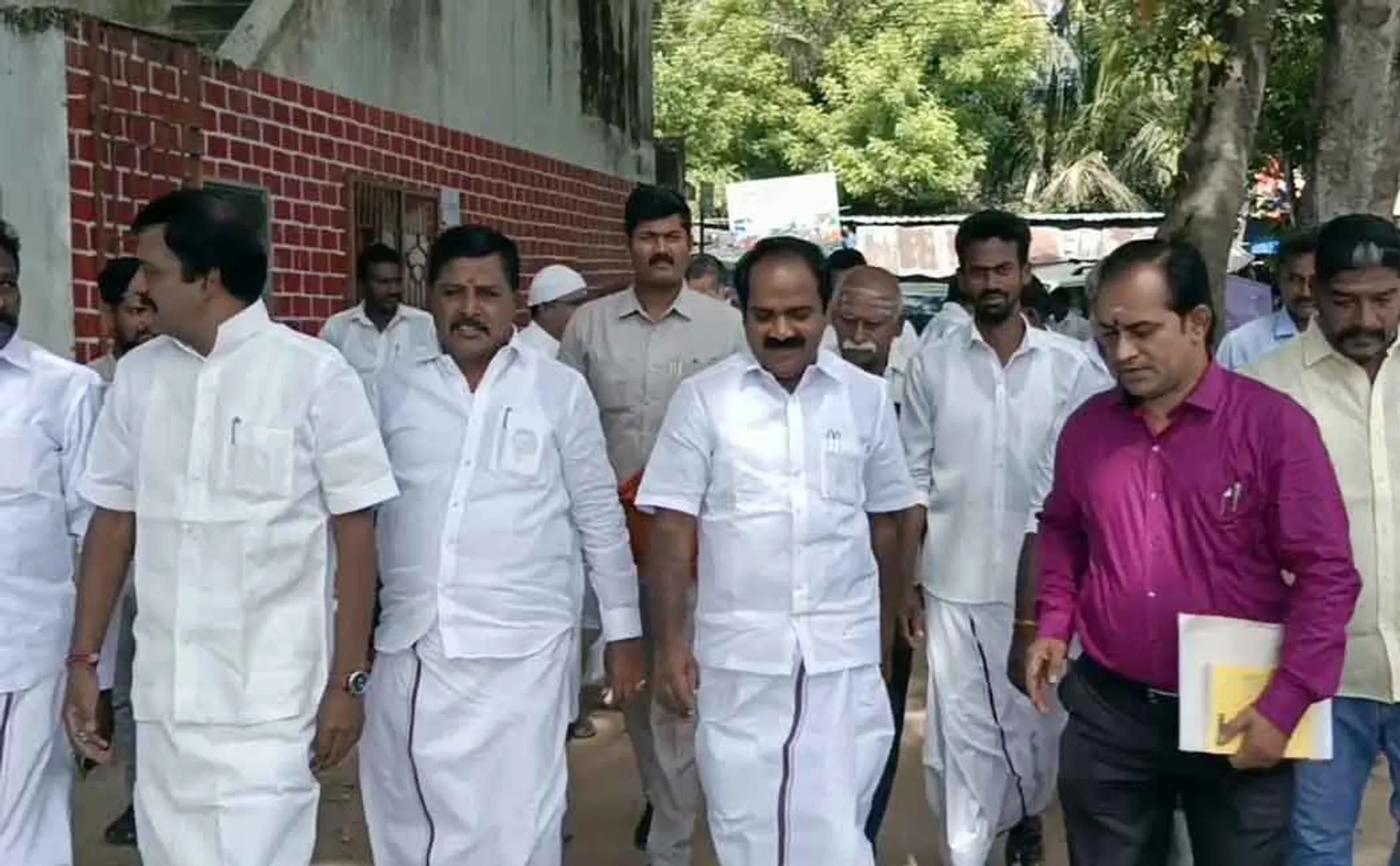 "Who organized the opening ceremony " - Cong MLA stirs up at minister event