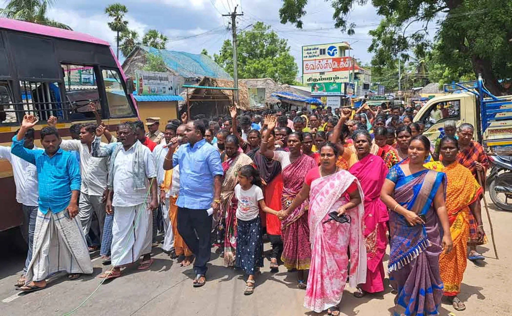 More than 400 people from the irular community struggle Manipur incident