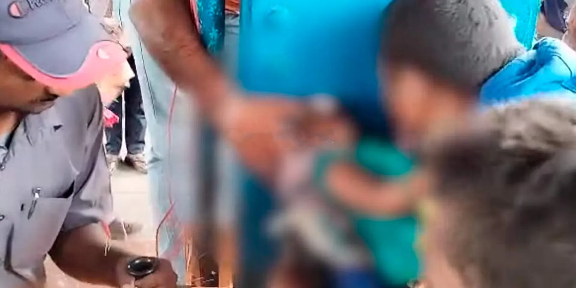 Railway Pillars; The girl who got her head stuck fought and was rescued