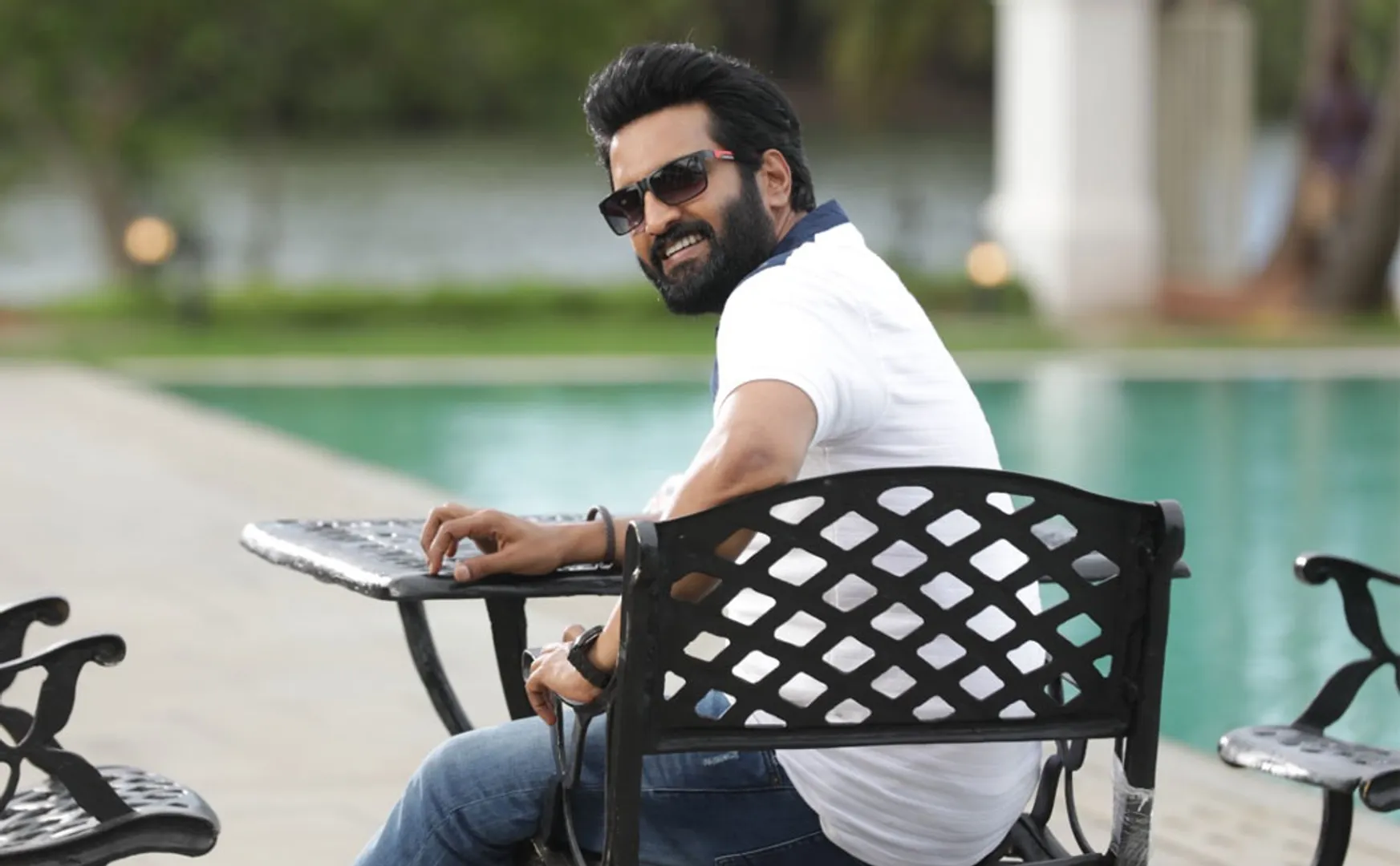 santhanam DD Returns movie review 