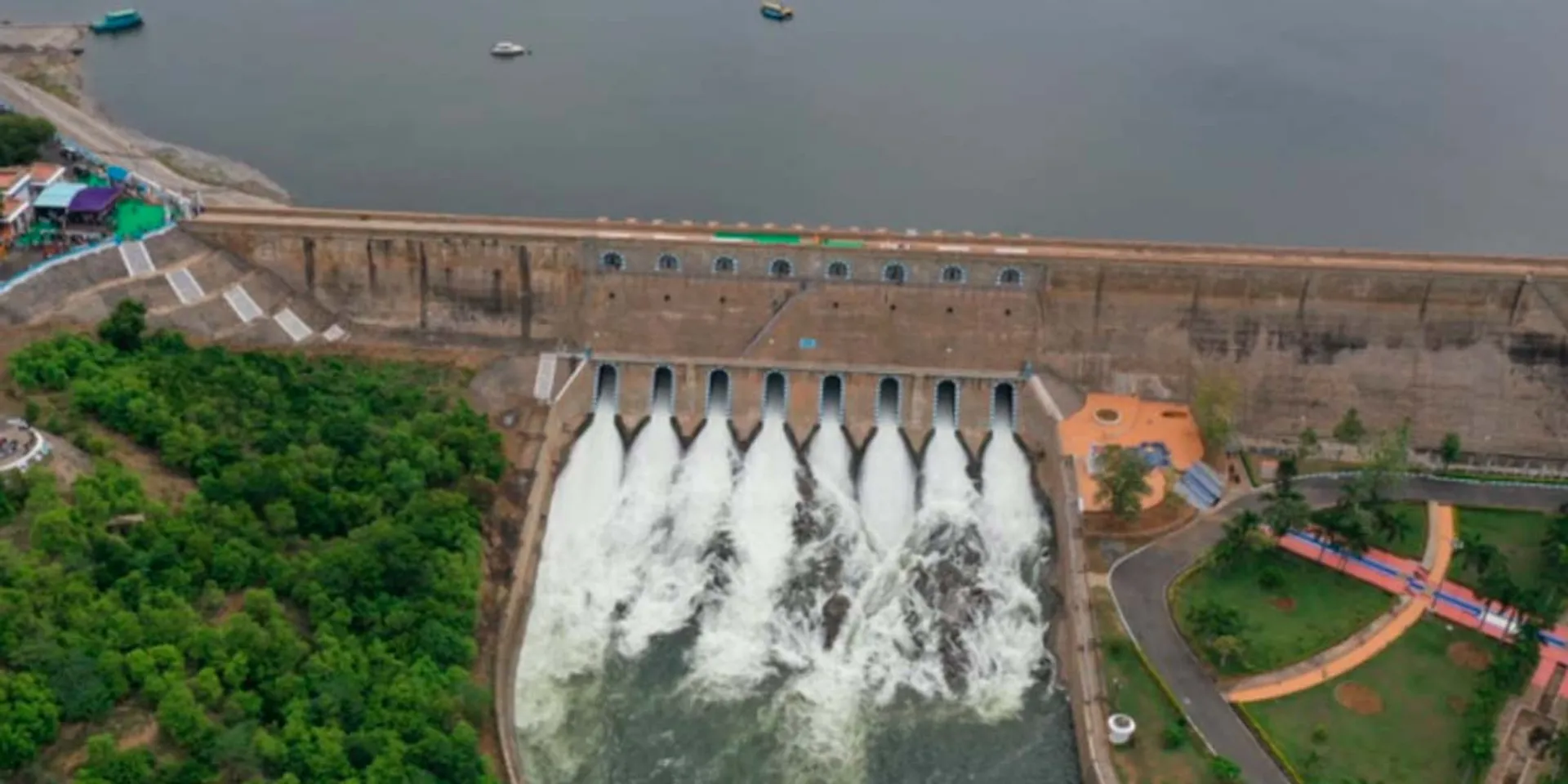  The water flow reached 15 thousand cubic feet