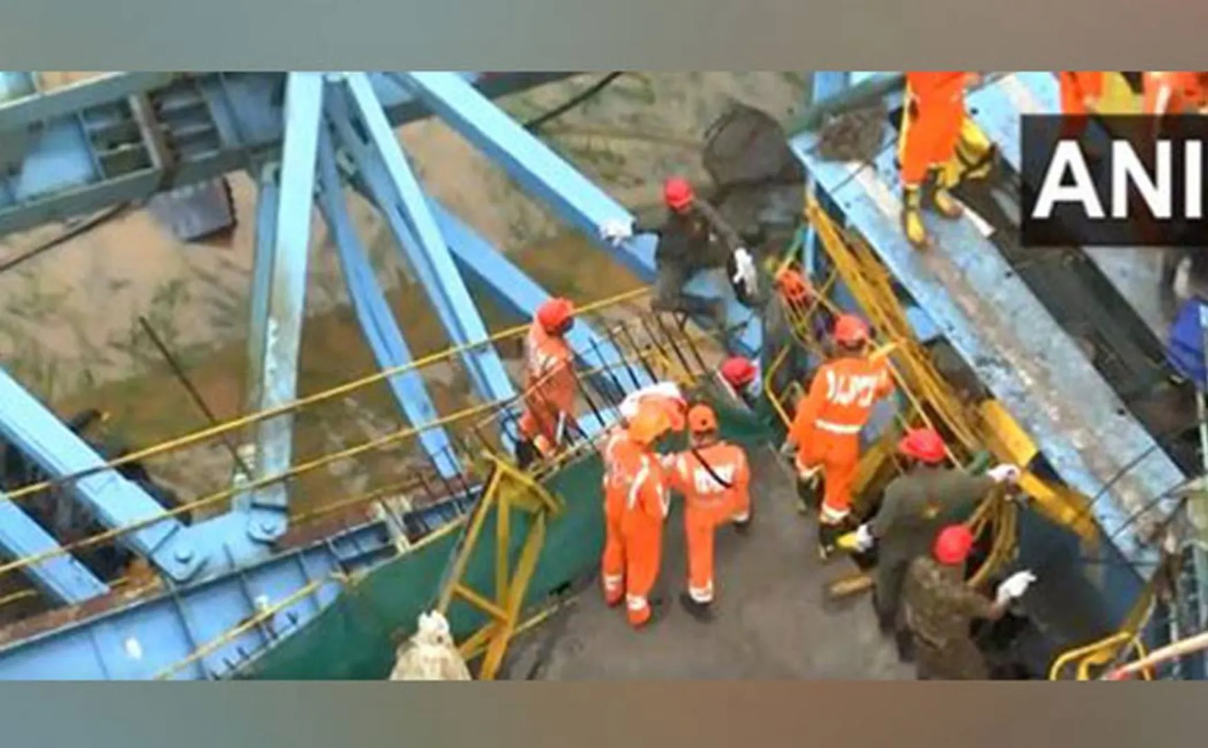 Crane collapse inciedent 16 people issue